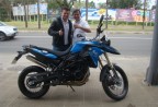 Cliente recebendo sua moto.