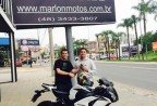 Cliente recebendo sua moto.