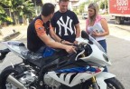 Cliente recebendo sua moto.