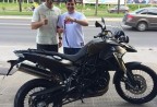 Cliente recebendo sua moto.