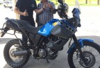 Cliente recebendo sua moto.