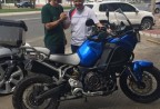 Cliente recebendo sua moto.