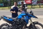 Cliente recebendo sua moto.