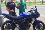 Cliente recebendo sua moto.