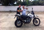 Cliente recebendo sua moto.