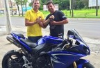 CLIENTE RECEBENDO SUA MOTO.