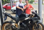 CLIENTE RECEBENDO SUA MOTO.