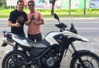 CLIENTE RECEBENDO SUA MOTO.