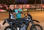 CLIENTE RECEBENDO SUA MOTO.