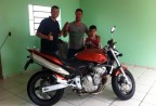 CLIENTE RECEBENDO SUA MOTO.