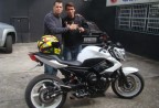 CLIENTE RECEBENDO SUA MOTO.