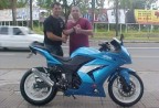 Cliente recebendo sua moto