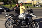 CLIENTE RECEBENDO SUA MOTO.