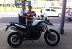 CLIENTE RECEBENDO SUA MOTO.