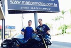 CLIENTE RECEBENDO SUA MOTO.