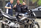 CLIENTE RECEBENDO SUA MOTO