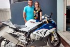 CLIENTE RECEBENDO SUA MOTO