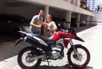 CLIENTE RECEBENDO SUA MOTO