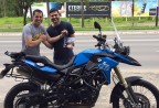 CLIENTE RECEBENDO SUA MOTO