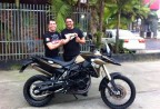 CLIENTE RECEBENDO SUA MOTO