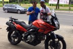 CLIENTE RECEBENDO SUA MOTO