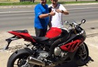 CLIENTE RECEBENDO SUA MOTO