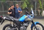 CLIENTE RECEBENDO SUA MOTO