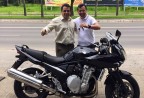 CLIENTE RECEBENDO SUA MOTO