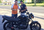 CLIENTE RECEBENDO SUA MOTO