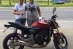 CLIENTE RECEBENDO SUA MOTO