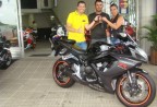 CLIENTE RECEBENDO SUA MOTO