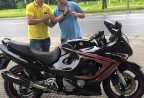 CLIENTE RECEBENDO SUA MOTO