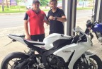 CLIENTE RECEBENDO SUA MOTO