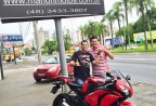 CLIENTE RECEBENDO SUA MOTO