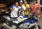 CLIENTE RECEBENDO SUA MOTO