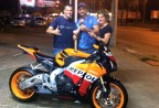 Cliente recebendo sua moto