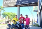 CLIENTE RECEBENDO SUA MOTO