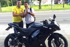 CLIENTE RECEBENDO SUA MOTO