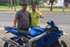 CLIENTE RECEBENDO SUA MOTO