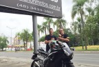 CLIENTE RECEBENDO SUA MOTO