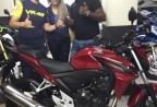 CLIENTE RECEBENDO SUA MOTO