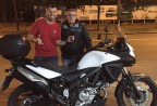 CLIENTE RECEBENDO SUA MOTO