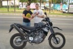 Cliente recebendo sua moto