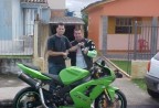 Cliente recebendo sua moto