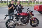 Cliente recebendo sua moto