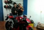 Cliente recebendo sua moto