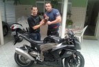 Cliente recebendo sua Moto