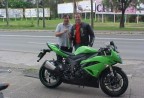 Cliente recebendo sua moto