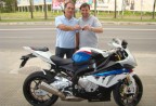 Cliente recebendo sua moto.