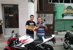 Cliente recebendo sua moto.